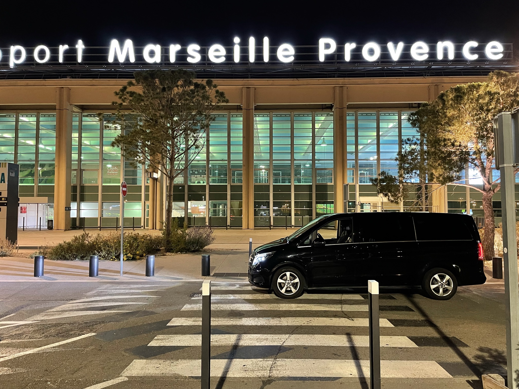 Chauffeur privé Aéroport de Marseille Provence ✈️ | Étoile Transports – Transferts toutes destinations