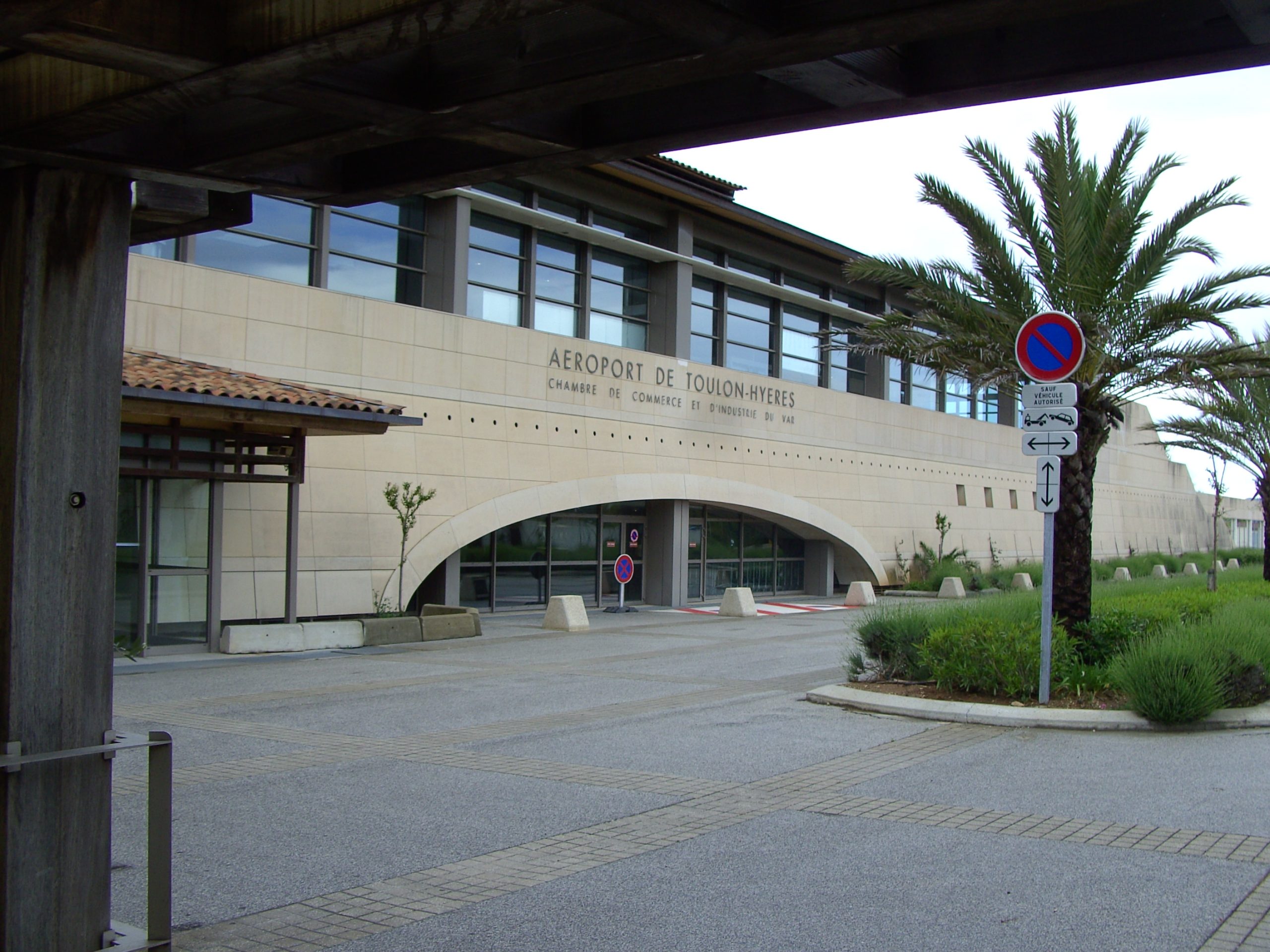 https://upload.wikimedia.org/wikipedia/commons/c/c8/Aeroport_de_Toulon-Hy%C3%A8res_terminal.JPG
