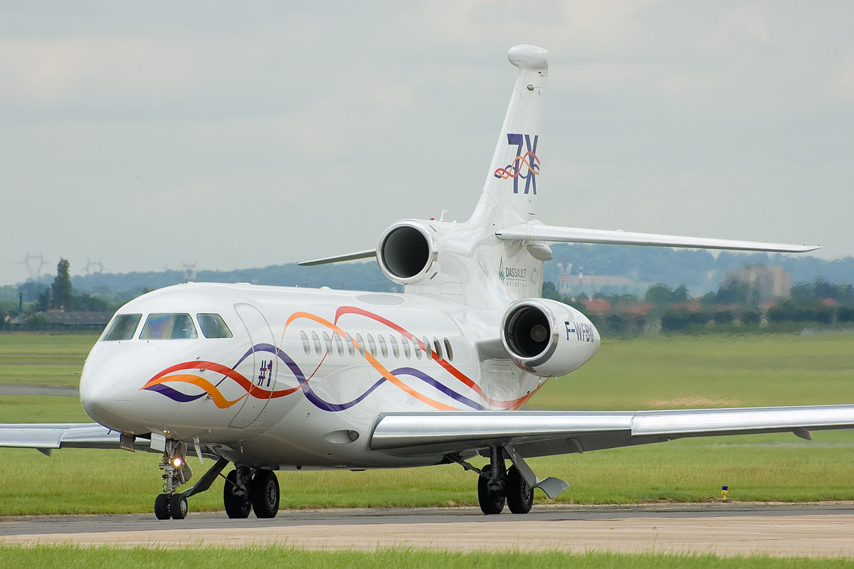 https://upload.wikimedia.org/wikipedia/commons/6/64/Dassault_Falcon_7X.jpg