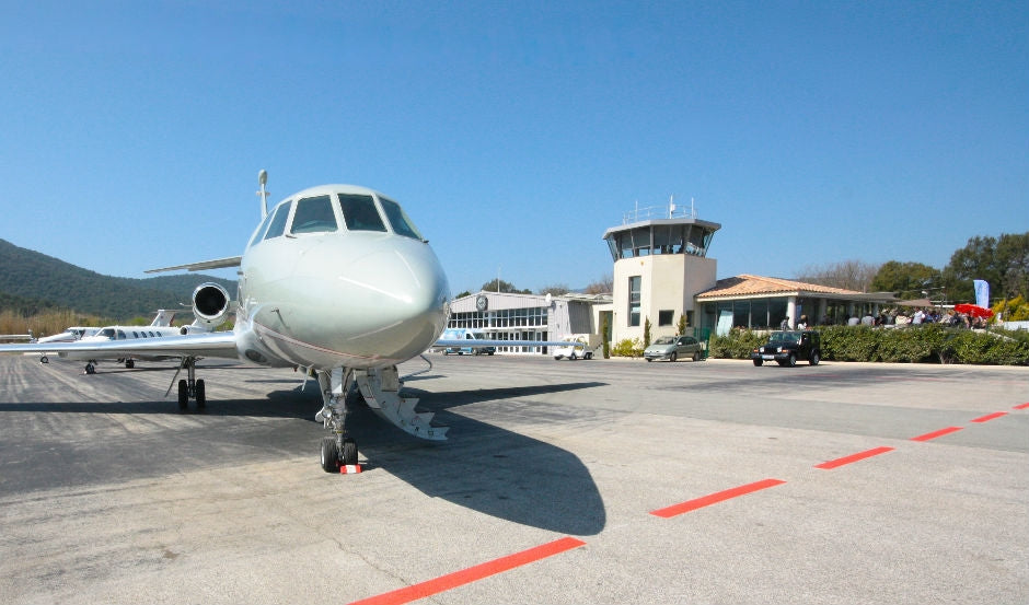 https://www.leaderlimousines.com/cdn/shop/files/aeroport_la_mole_saint-tropez_3d28f896-093b-4312-b4ba-398d0a14b355.jpg?v=1697721229&width=3840